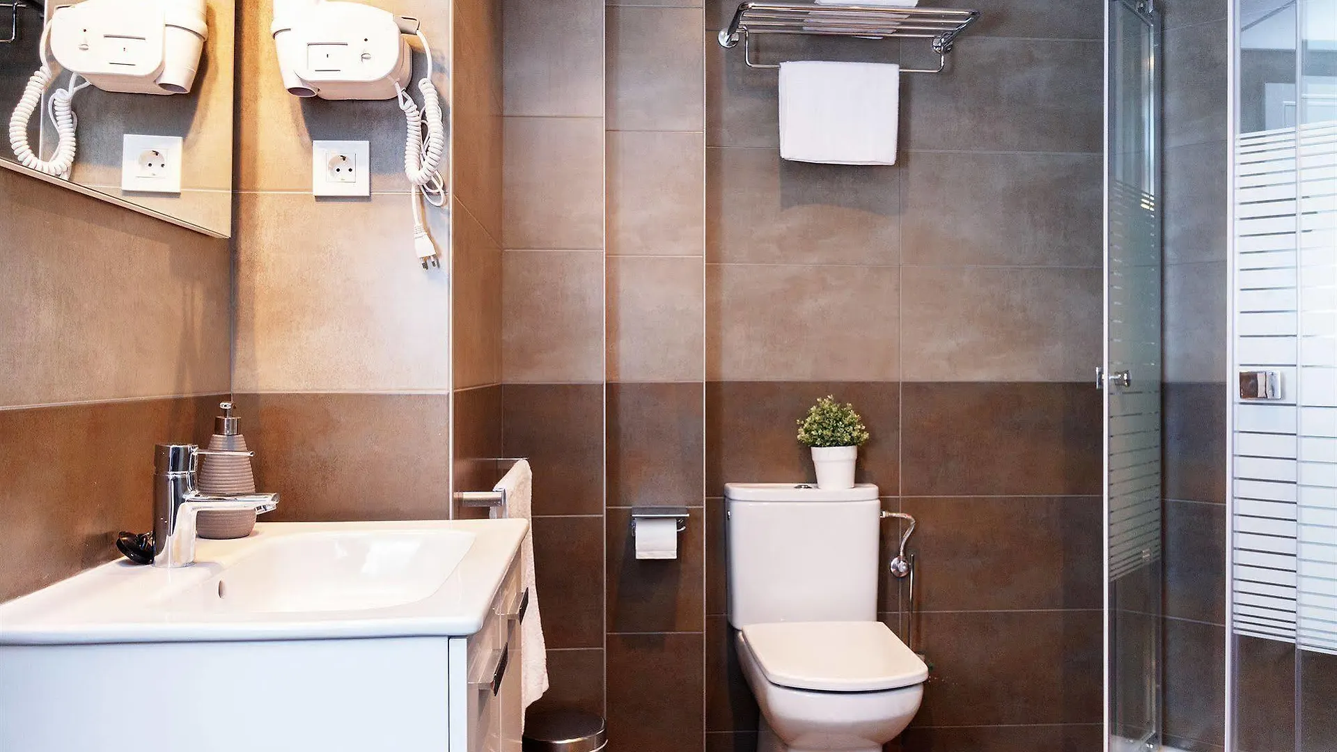 Feelathome Plaza Apartments Barcelona 0*,  Spain