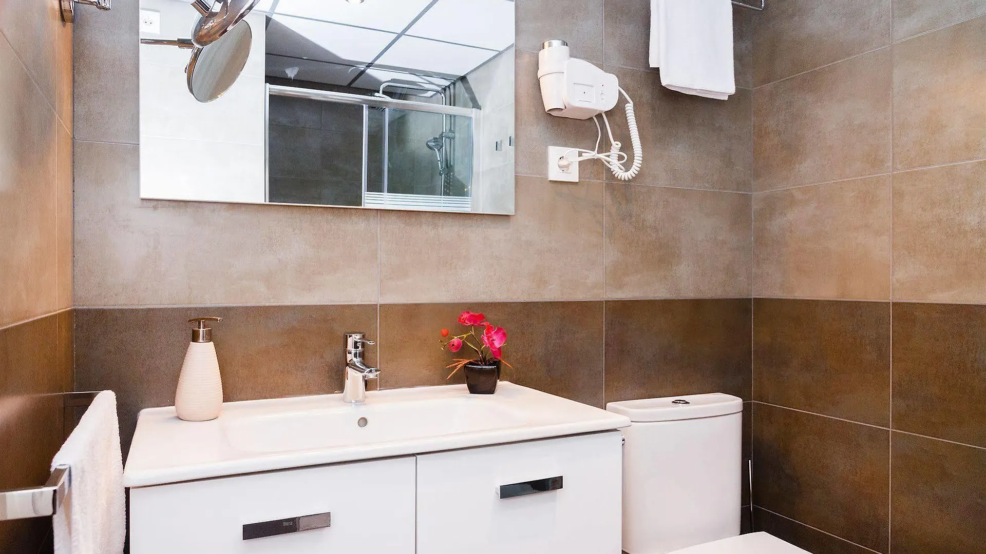Feelathome Plaza Apartments Barcelona